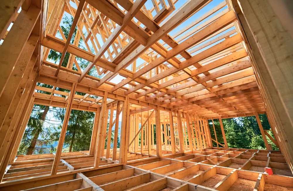 Poutres en bois massif : charme et robustesse pour vos constructions